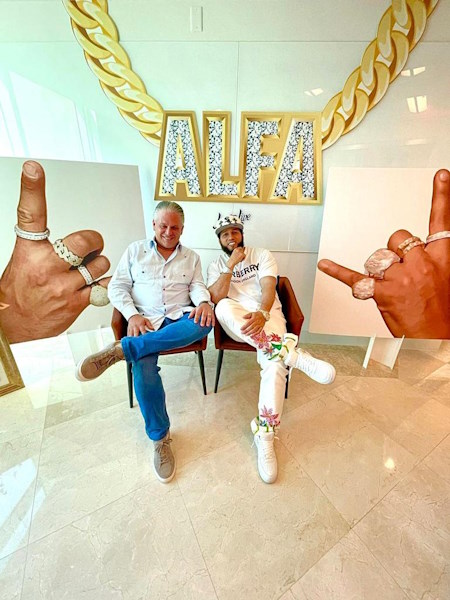 El Alfa firma con Loud and Live